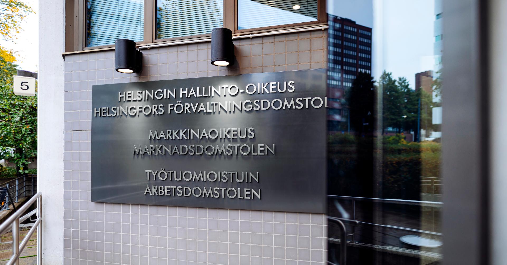 Työtuomioistuimet-talon ulkokyltti, jossa lueteltu Helsingin hallinto-oikeuden, Markkinaoikeuden ja Työtuomioistuimen nimet.